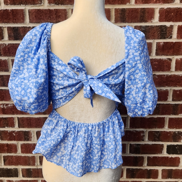 Free the Roses Blue and White Flutter Sleeve Blouse - Picture 2 of 3